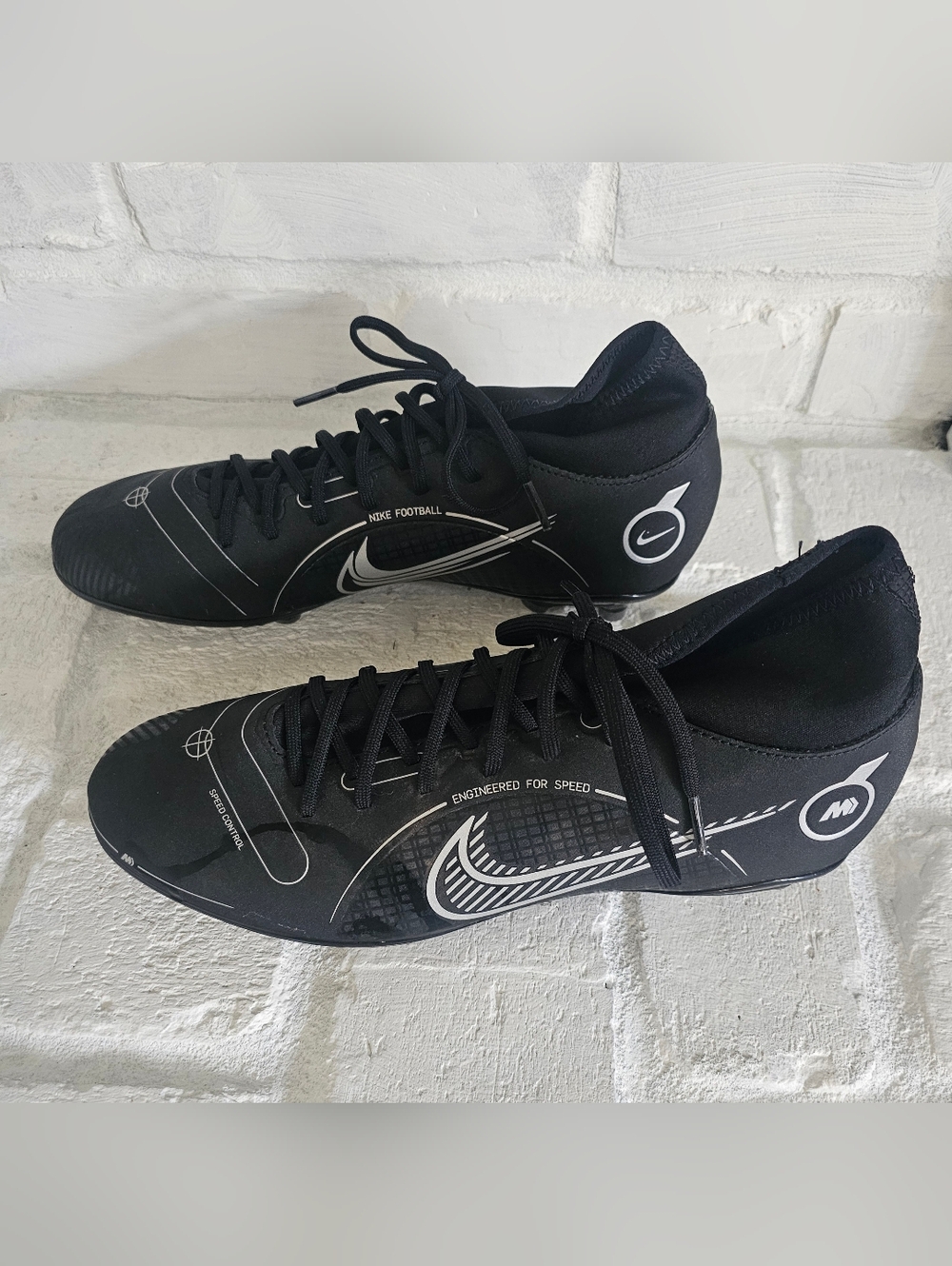 Nike Men’s Soccer Cleats       Size 9 1/2